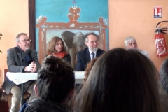 Les conférenciers avec, au centre, Caroline Le Goff, chargée d'étude et de développement à l'Office National de la Chasse et de la faune sauvage de Bourgogne-Franche-Comté et Bernard Chevassus-au-Louis, Président d’Humanité et Biodiversité